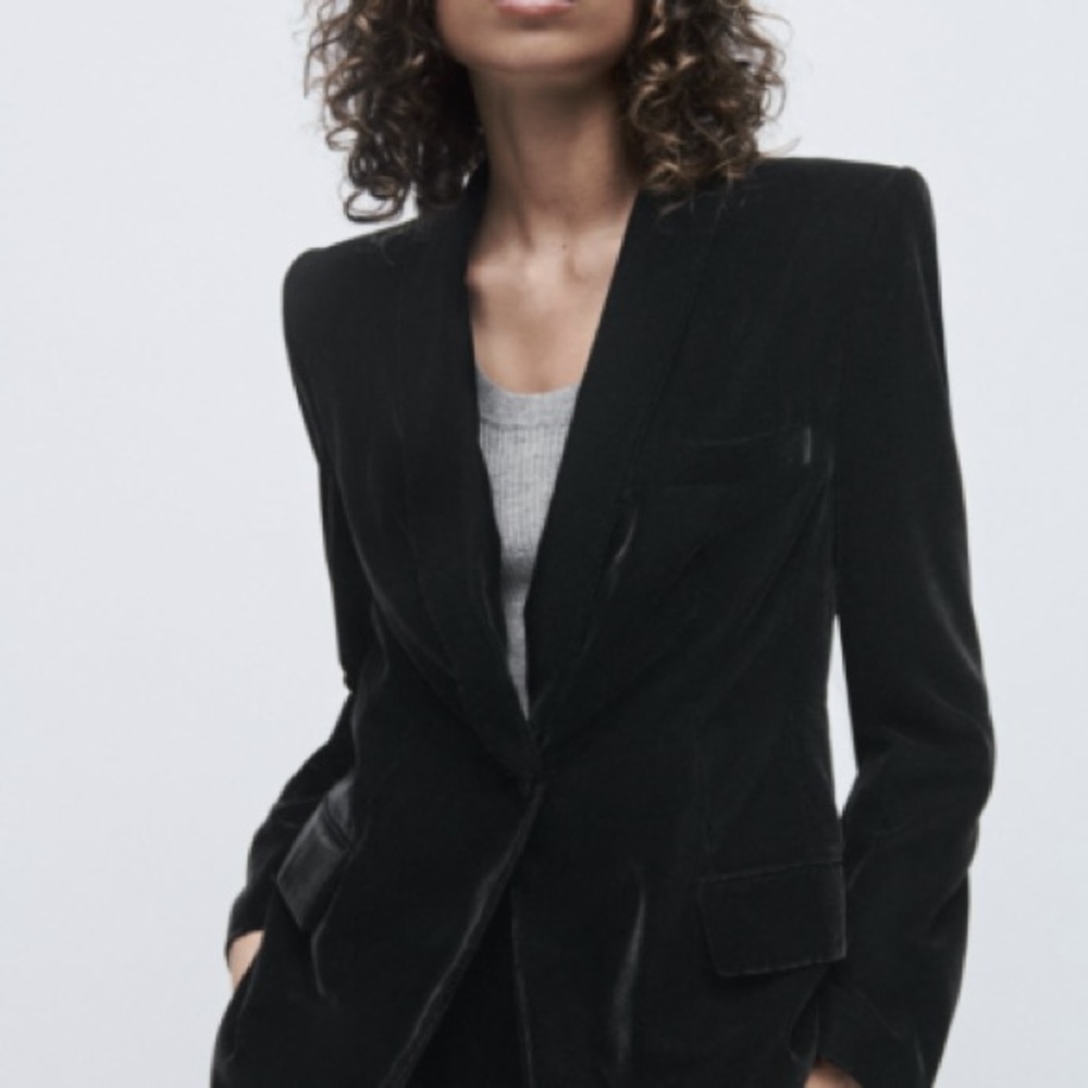 Zara Black Velvet Blazer - Size XS ✨ON TREND✨ - Picture 2 of 5